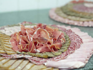 Les fins gourmets_plateau de charcuterie_jambon cru_caillette_cornichon